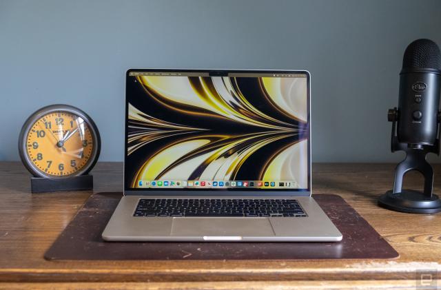 Apple MacBook Air (15-inch, M2)

